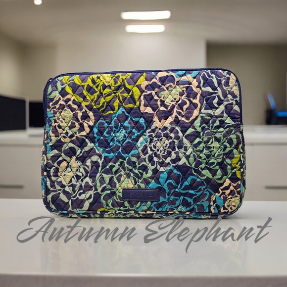 Vera Bradley Handbags - GUC Vera Bradley Tablet/Laptop Bag